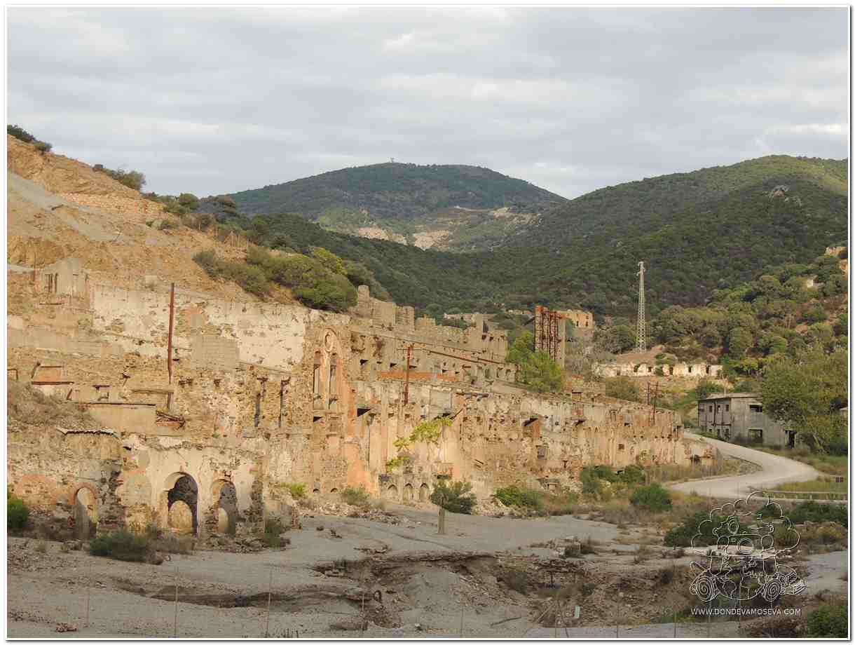 Ruinas del antiguo pueblo minero de Ingurtosu, vestigio del pasado industrial de la Costa Verde en Cerdeña.