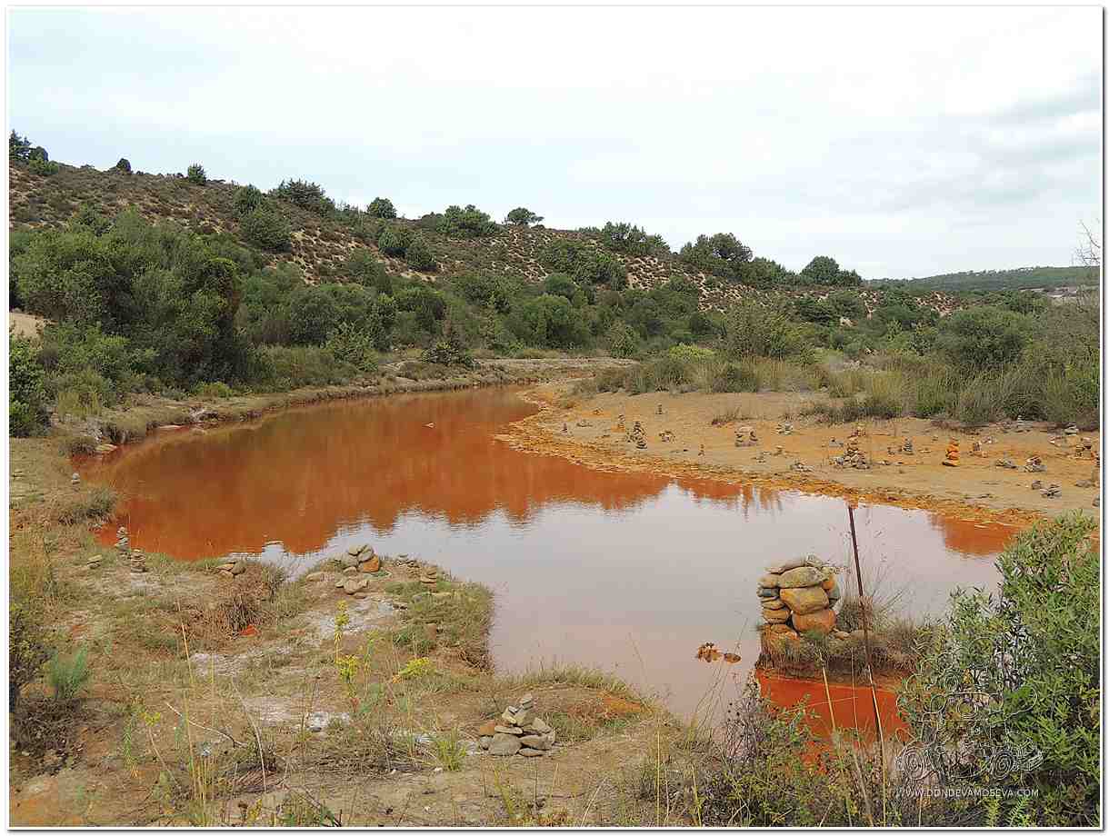 Río ocre de Piscinas, teñido por los minerales de las antiguas minas de Ingurtosu, Cerdeña.