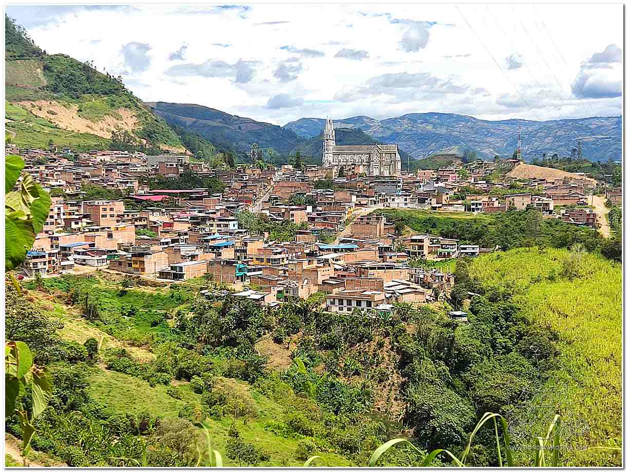 Vista panorámica de Sandoná, pueblo nariñense rodeado de montañas verdes y cañaduzales en el sur de Colombia.