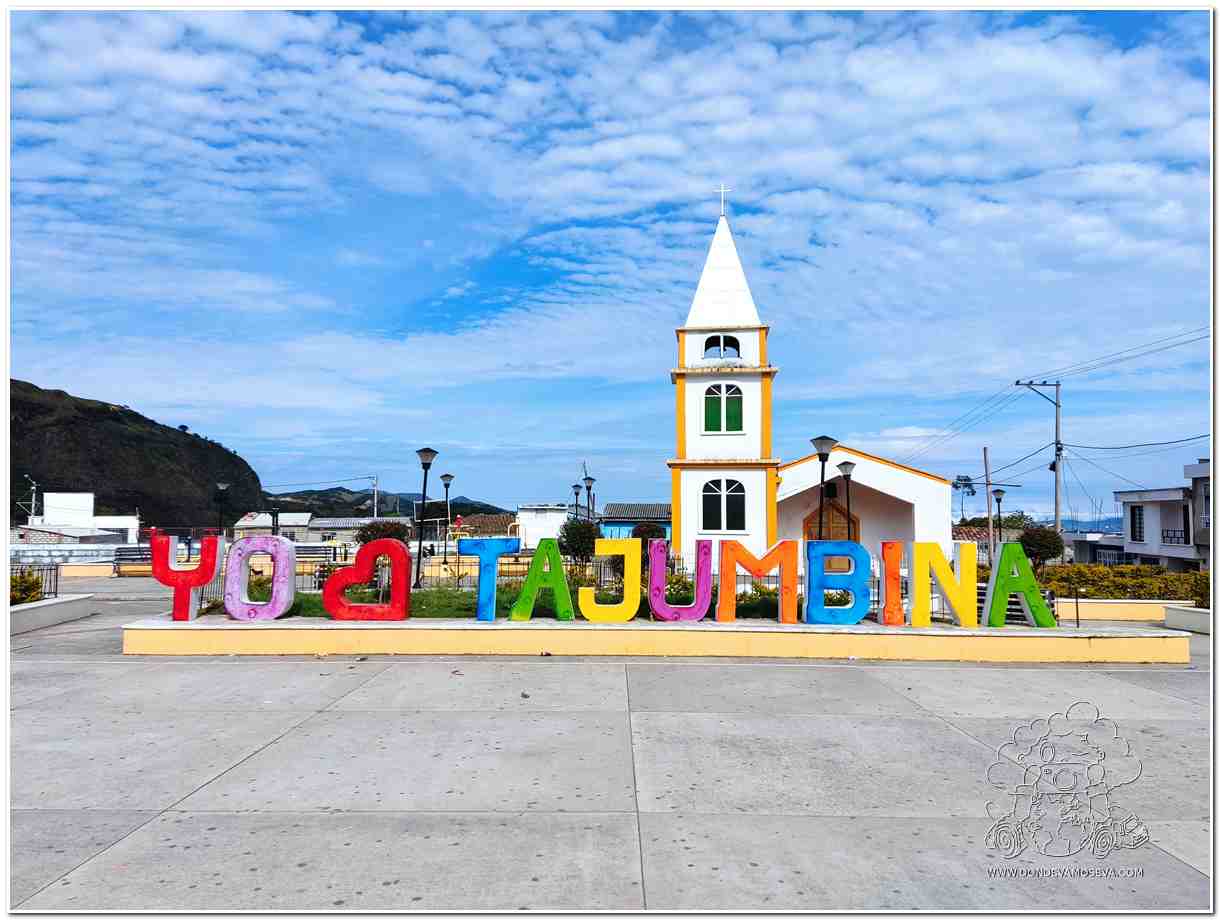 Centro del corregimiento de Tajumbina con su iglesia y letrero colorido