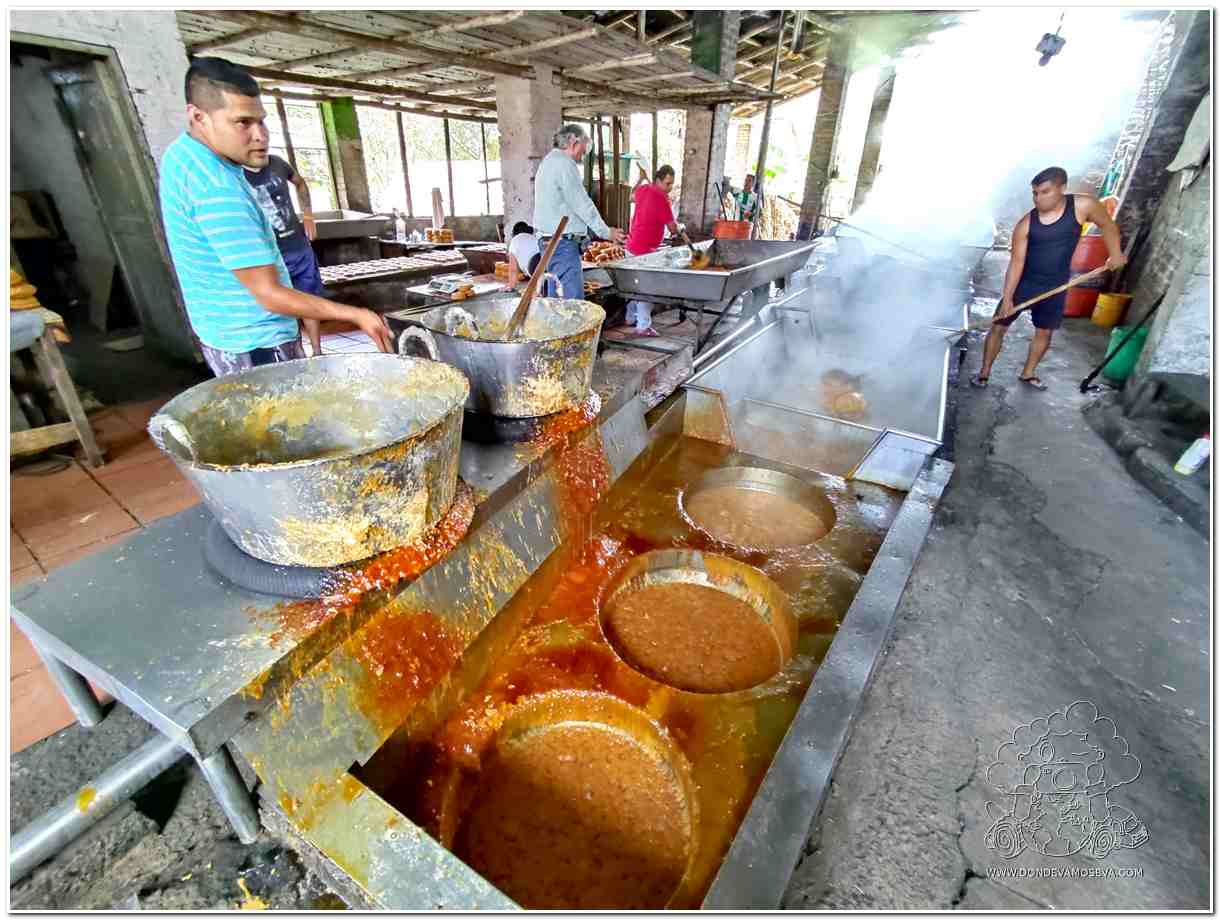 Trapiche panelero artesanal en Sandoná, donde los trabajadores elaboran panela tradicional a base de caña de azúcar.