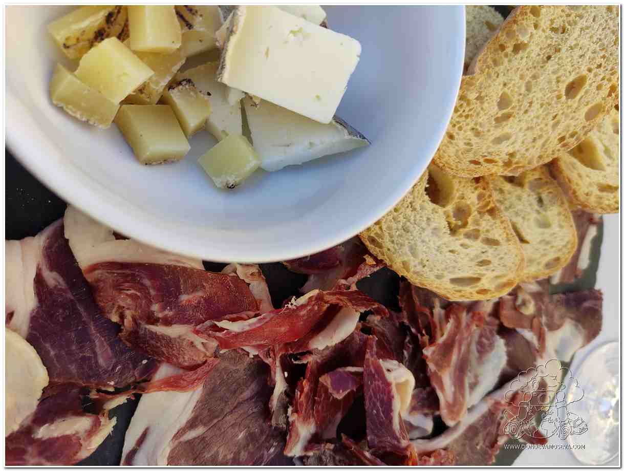 Vermut con jamón, pan con tomate y quesos típicos del Alt Camp en Valls