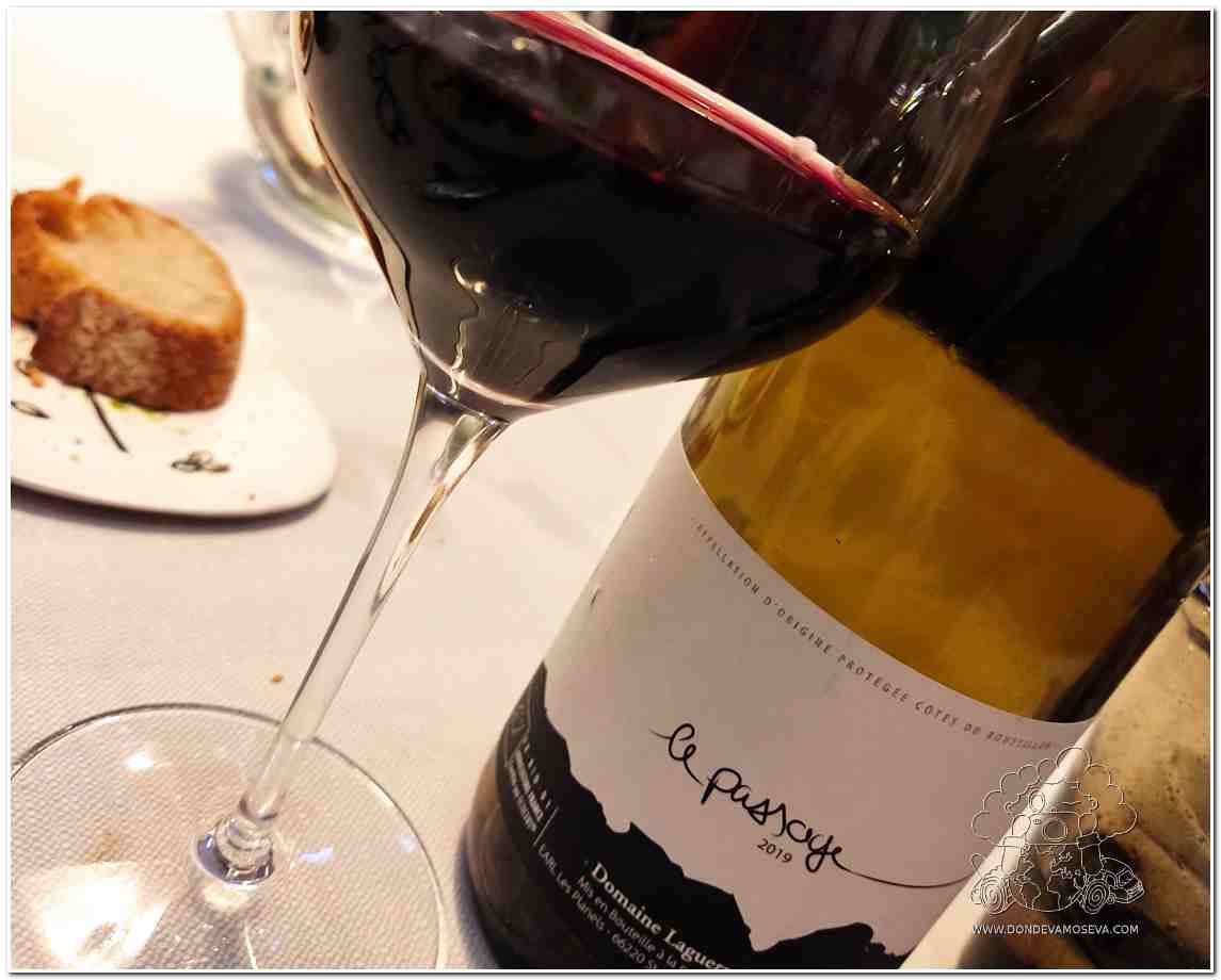 Copa de vino tinto de Les Côtes du Roussillon sobre una mesa en Perpiñán