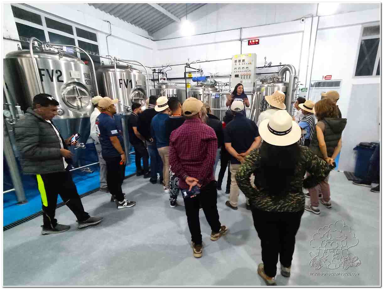 Turistas visitando la planta de cerveza artesanal La Castiza en la vereda El Ingenio de Sandoná.