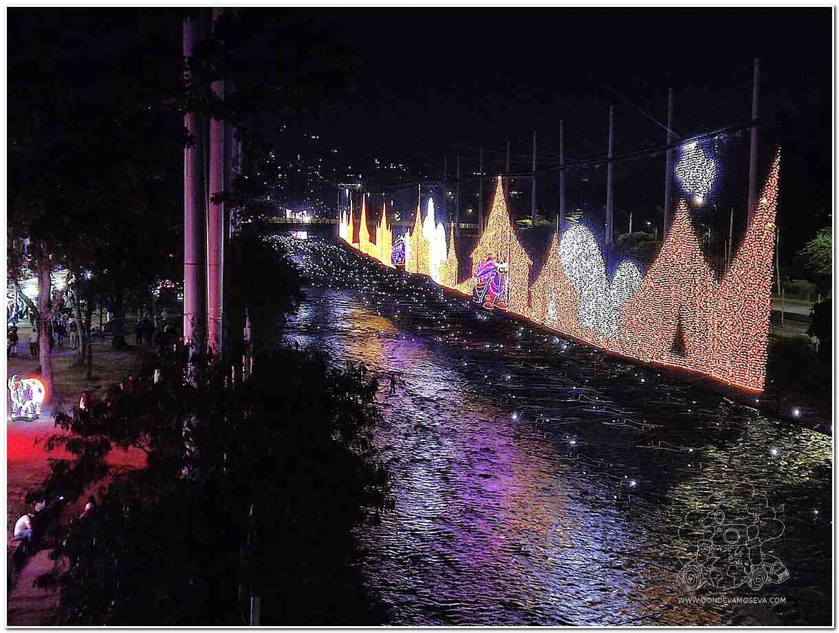 Figuras gigantes iluminadas sobre el río Medellín durante los alumbrados navideños.