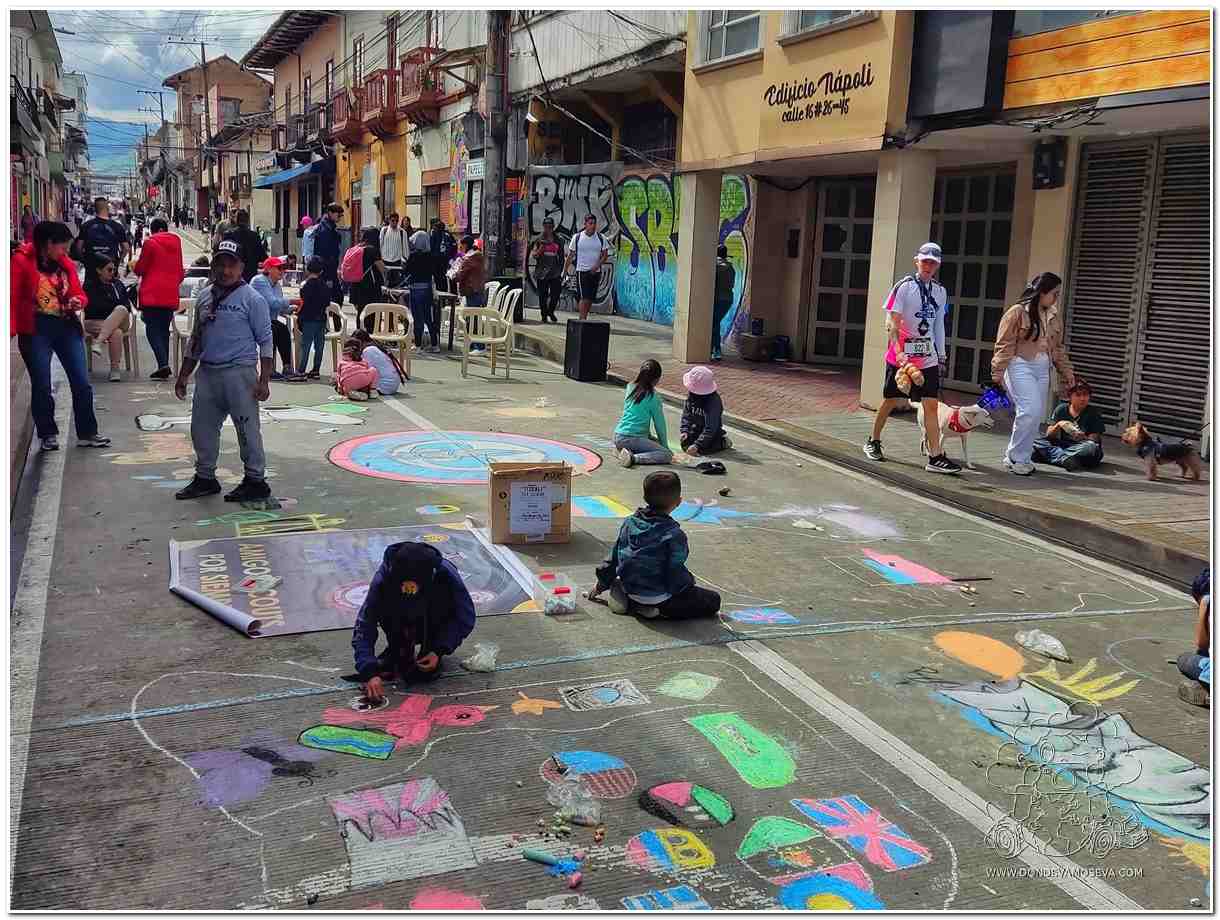 Artistas pintando murales en el Arcoíris en el Asfalto