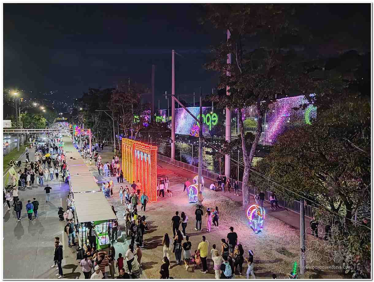 Luces navideñas decorando la Avenida La Playa en el centro de Medellín