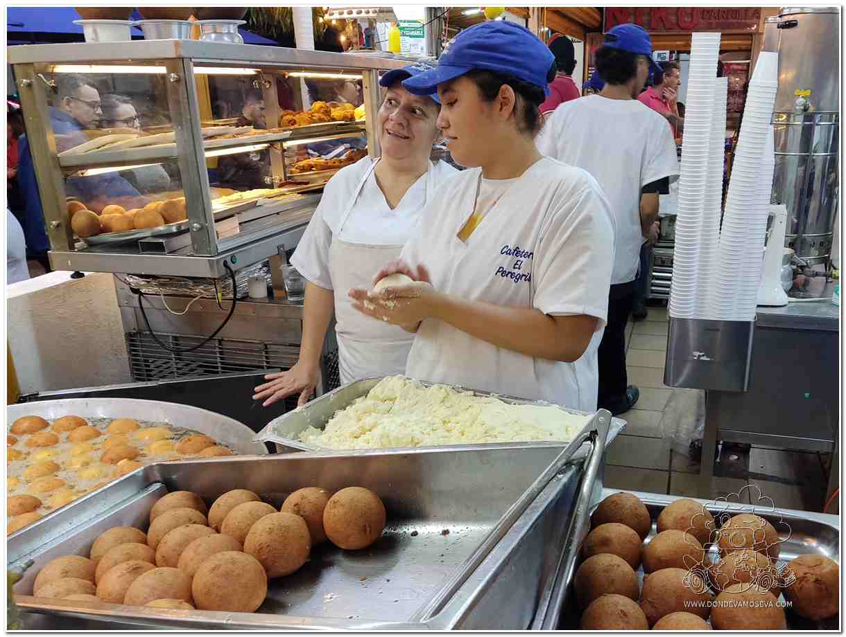 Buñuelo gigante y bandeja de buñuelos tradicionales en la Cafetería El Peregrino de Medellín.