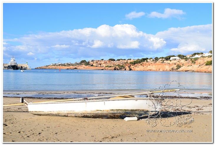 Playa del Toro en Calvià con sus aguas tranquilas y acantilados