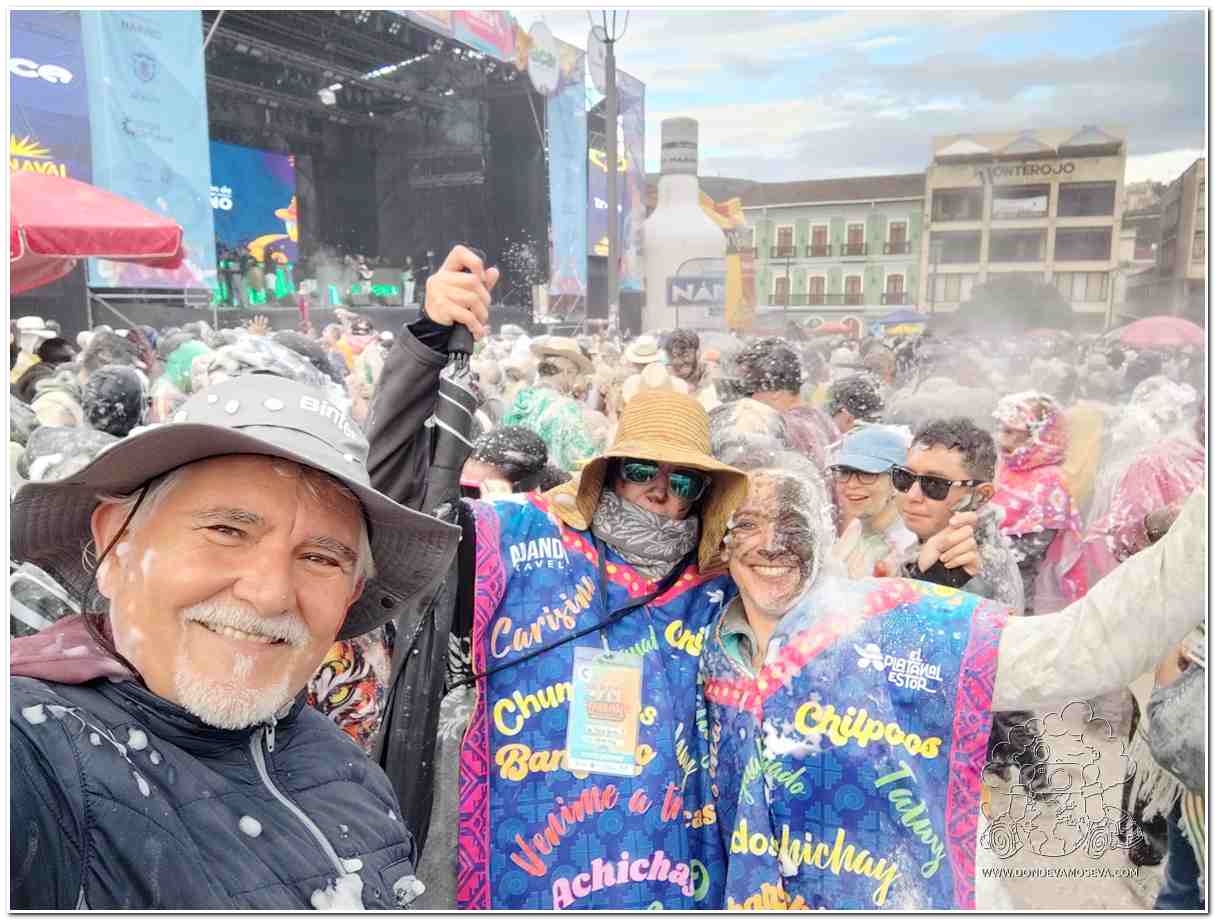 Público disfrutando de un concierto del Carnaval de Negros y Blancos en Pasto, cubierto de espuma y talco.