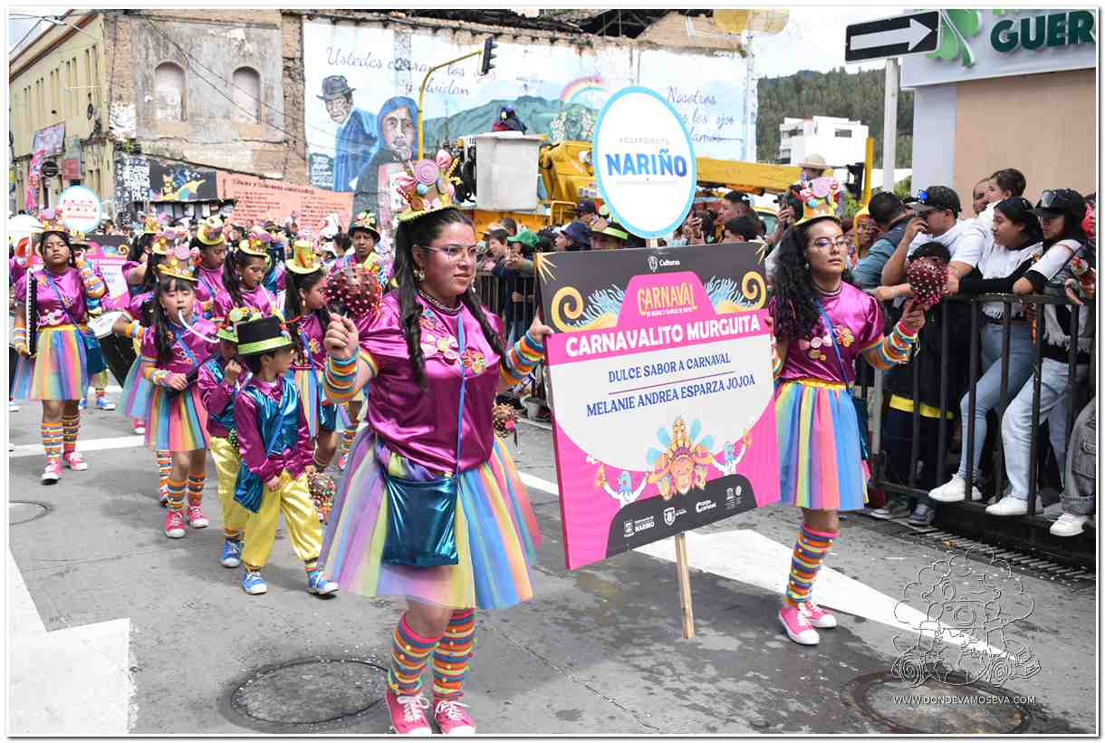 Niñas bailando en comparsa en el desfile del 2 de nero, el Carnavalito