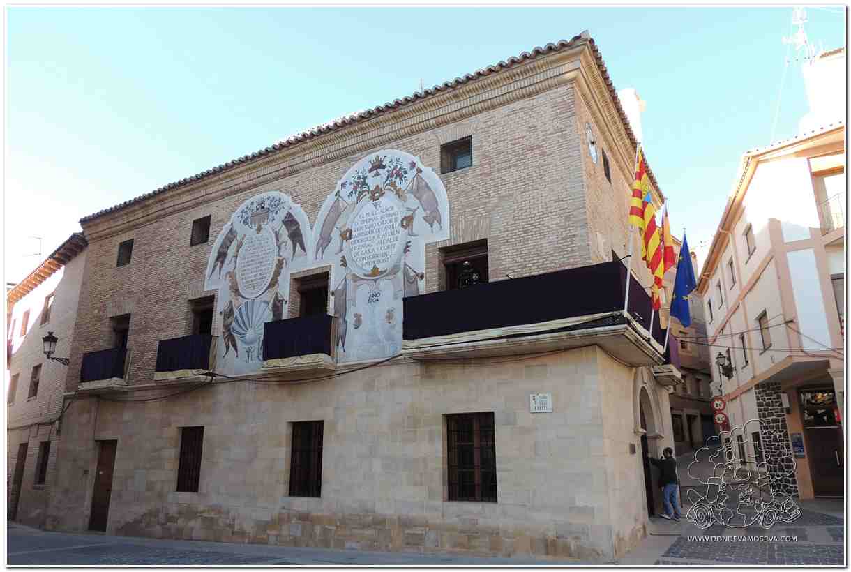 Magnífica fachada renacentista con frescos brrocos de la Casa de la Villa