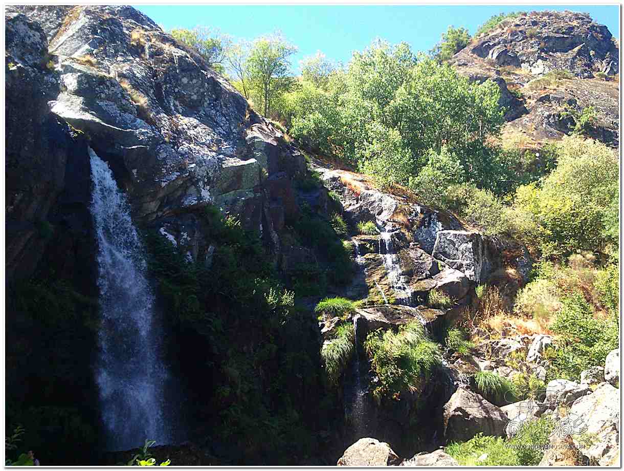 Cascada de Sotillo entre bosques de robles en Sanabria