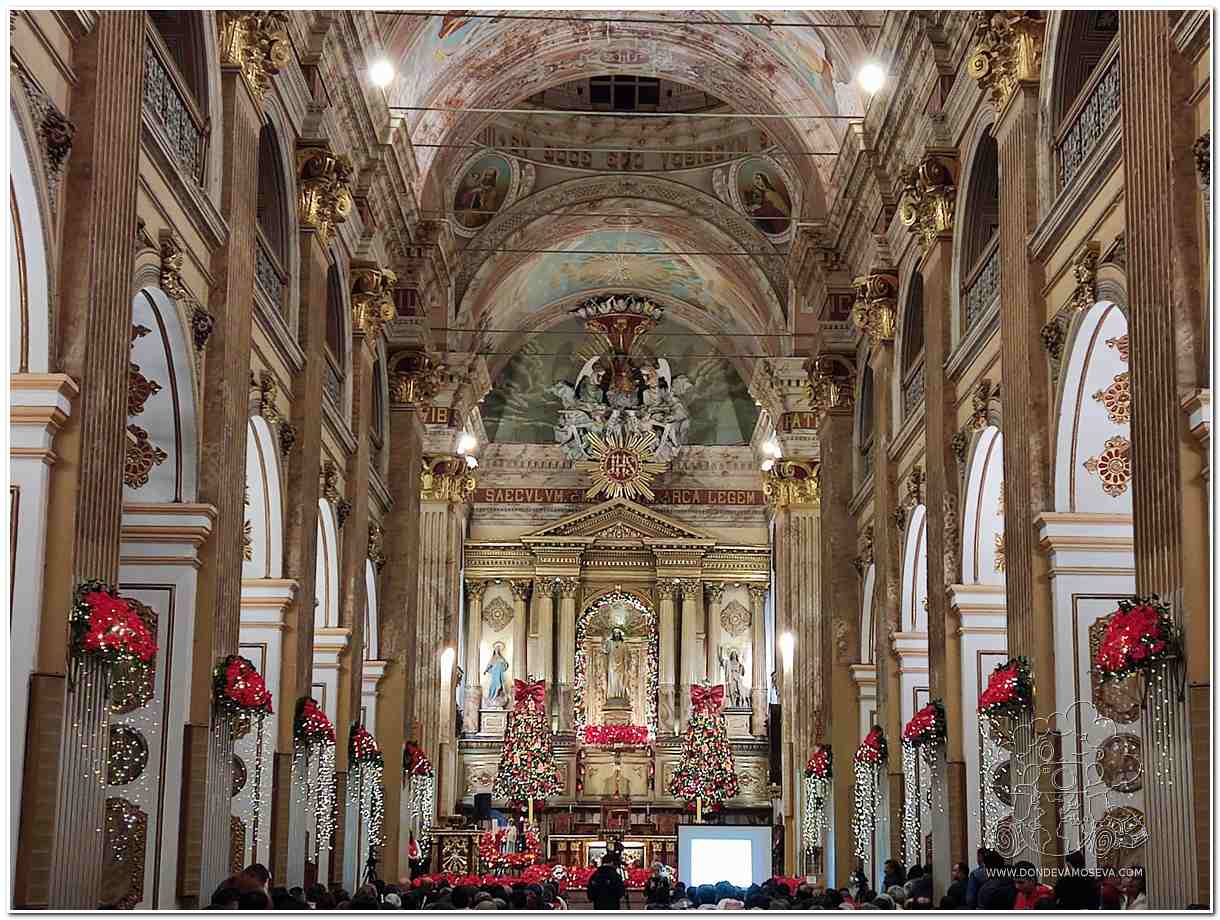 Catedral con adornos navideños