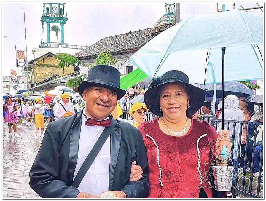 Personajes caracterizados con trajes típicos en el desfile de la Familia Castañeda