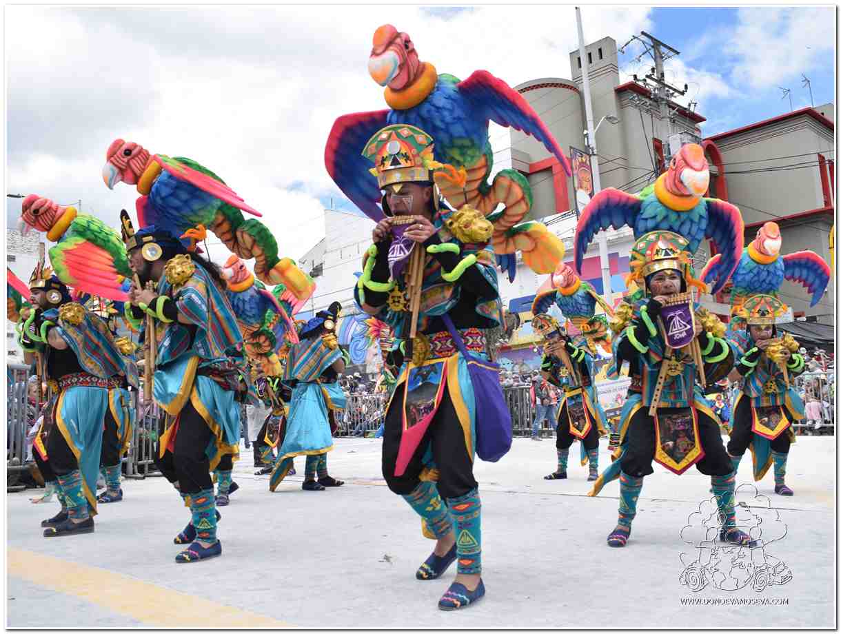 Comparsa colorida en la Senda del Carnaval durante el Desfile MAgno del 6 de enero