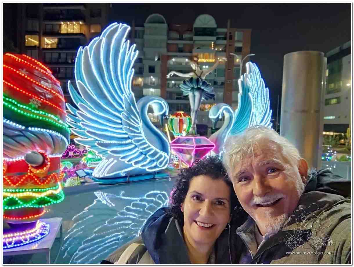 Pareja disfrutando del alumbrado navideño en Pasto