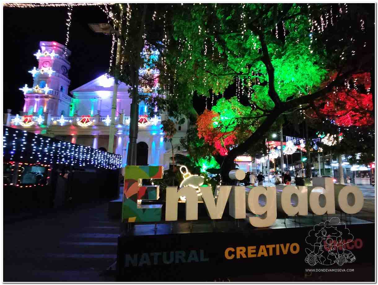 Luces navideñas en el parque principal de Envigado