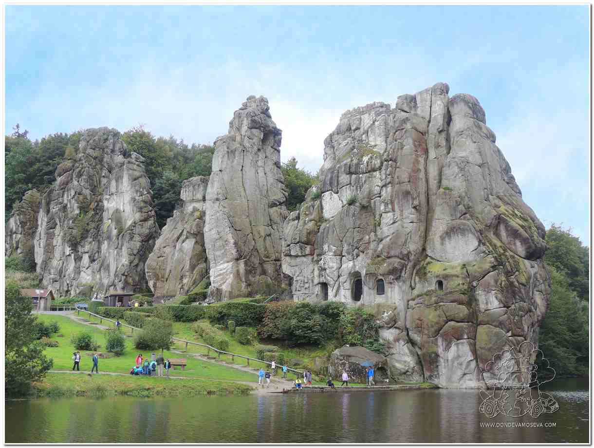 paisaje natural en un destino alternativo poco masificado el Externstein en Renania Westfalia Alemania