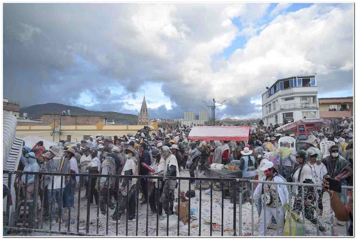 Calles de Pasto cubiertas de espuma, talco y residuos después del Desfile Magno del Carnaval de Negros y Blancos