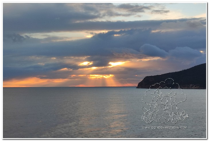 Atardecer dorado sobre el mar en las Islas Baleares