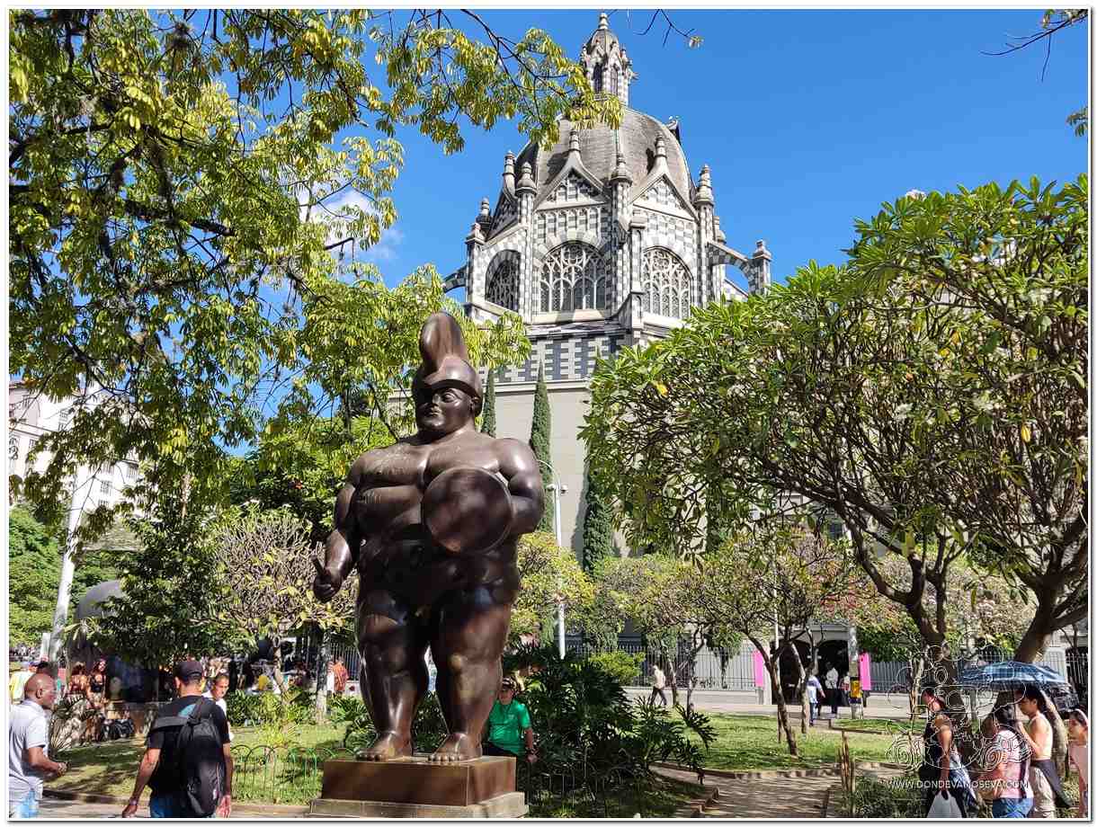 Figura de Botero con Centro Cultural Uribe de fondo