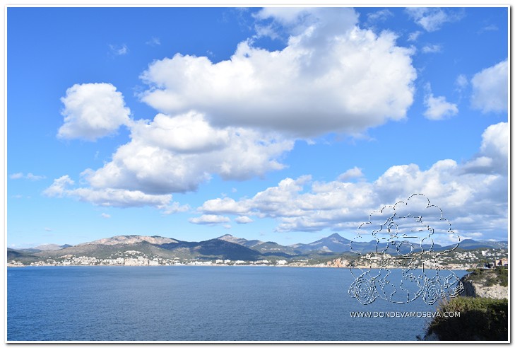 Vista panorámica de la costa de las Islas Baleares tomada desde el mar