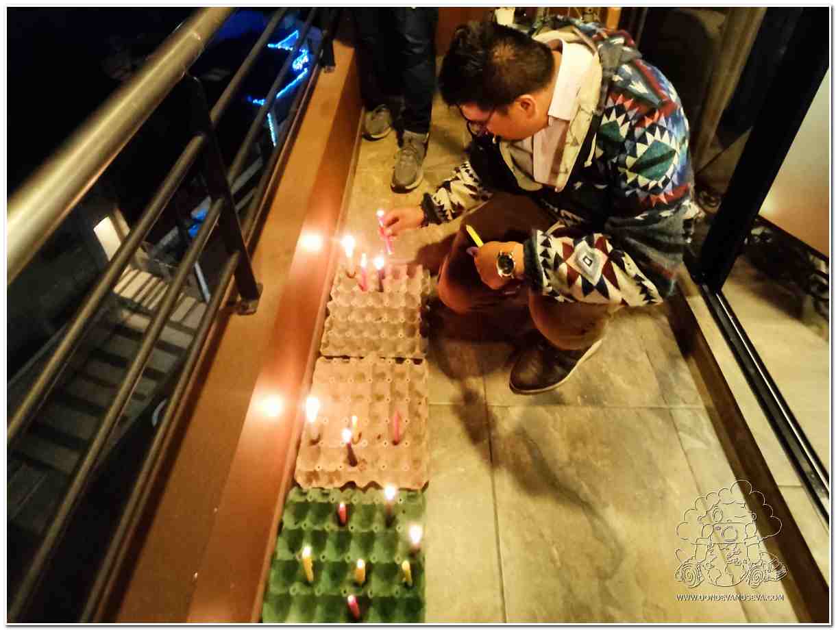 Encendiendo velas en la noche de las Novenas de Aguinaldo con amigos