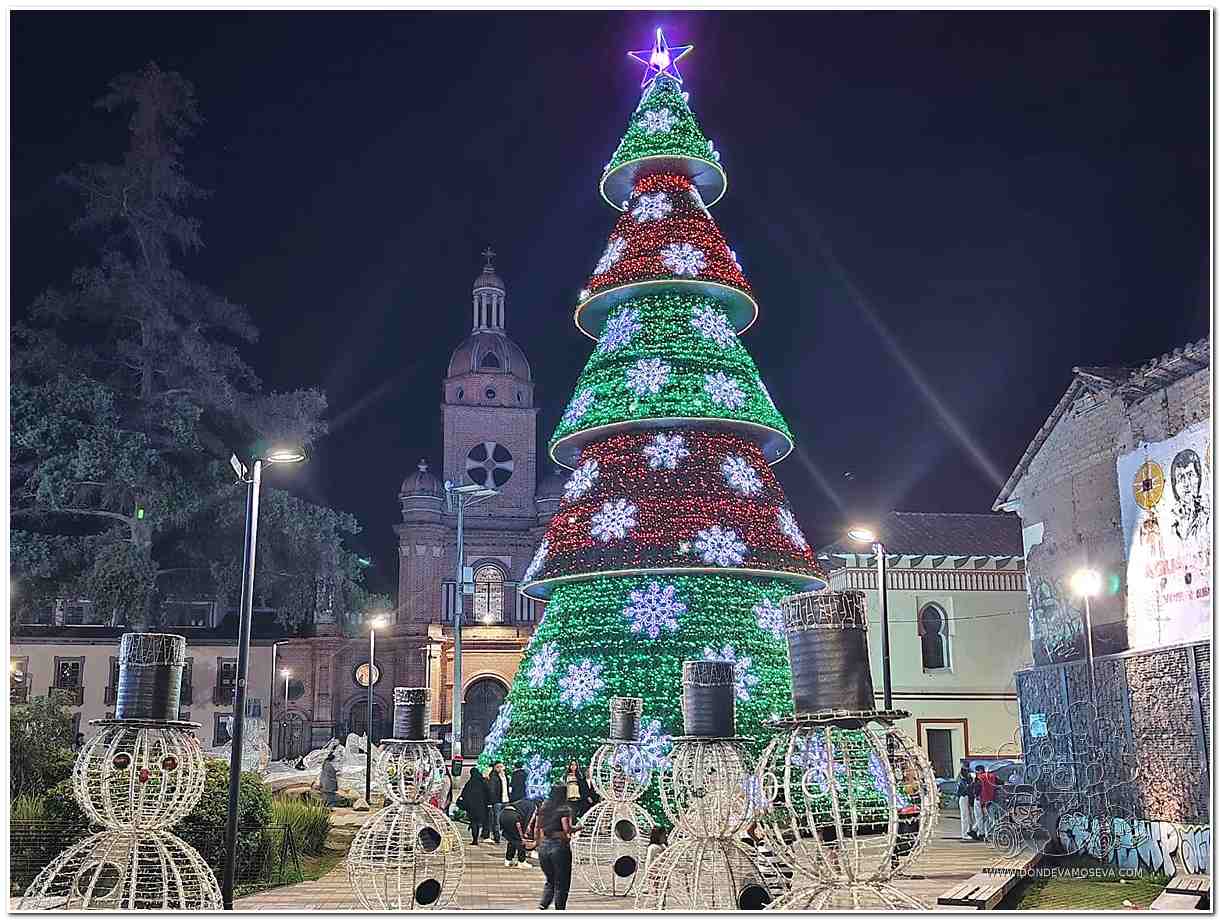 Parque Rumipamba con luces navideñas