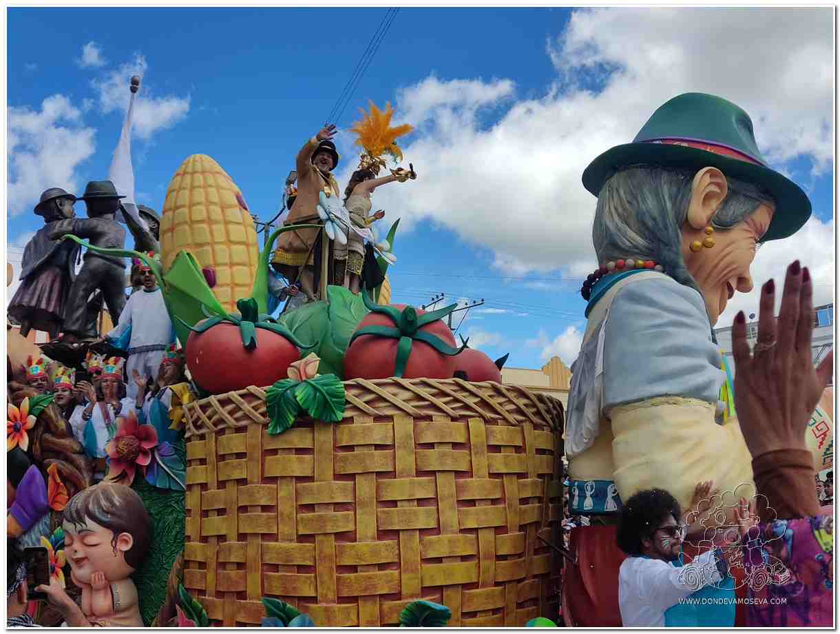 Pericles y Reina del Carnaval abren la participación de las carrozas en el desfile del 6 de enero