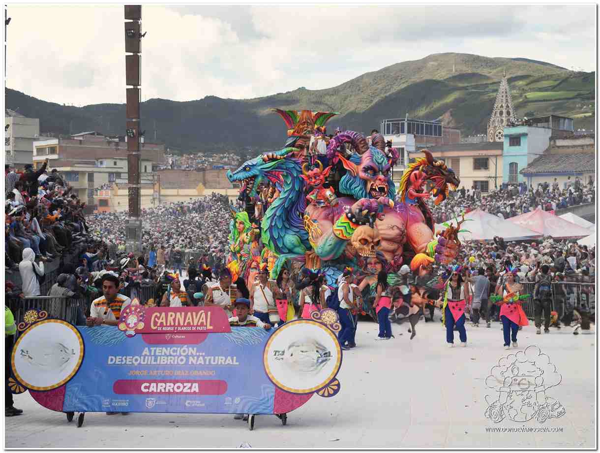 Desfile Magno a su paso por la Plaza del Carnaval