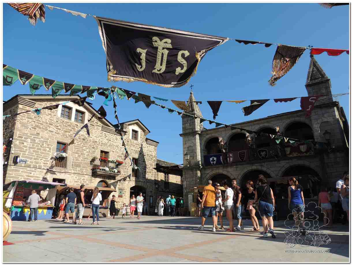 Plaza Mayor de Puebla de Sanabria durante las fiestas medievales de agosto