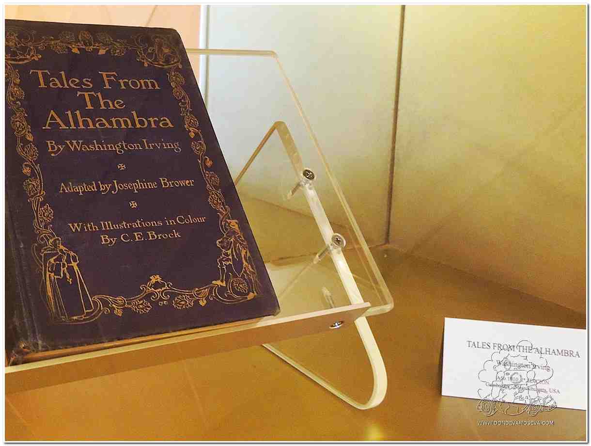 Viajeros recorriendo la ruta literaria de Washington Irving inspirada en los Cuentos de la Alhambra, entre paisajes históricos de Andalucía.