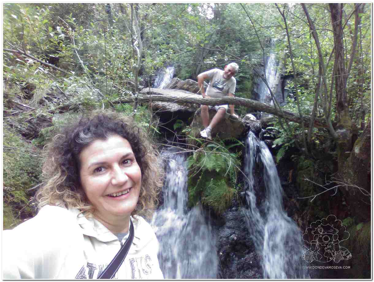 Pareja en el Salto de Agua de los Vados de San Ciprián, Sanabria