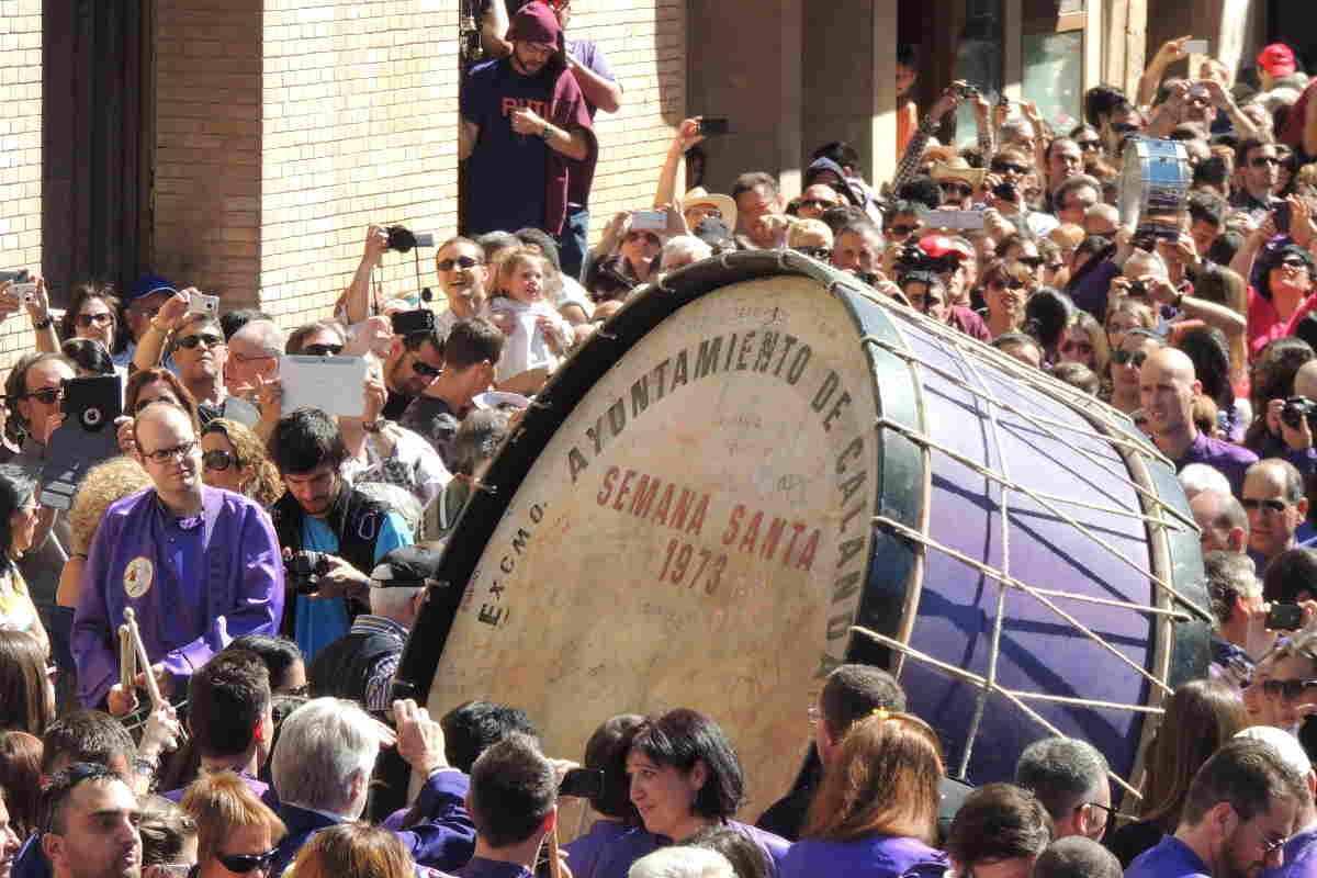 Rompida de la Hora en Calanda, miles de tambores y bombos en la Semana Santa del Bajo Aragón, Teruel.