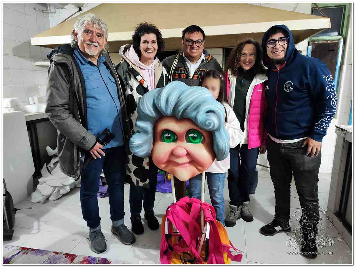 El maestro Zambrano nos abre las puertas de su taller para conocer los secretos de su carroza "La Vorágine"