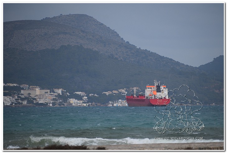Ferry desplazándose entre las islas Baleares en un día despejado