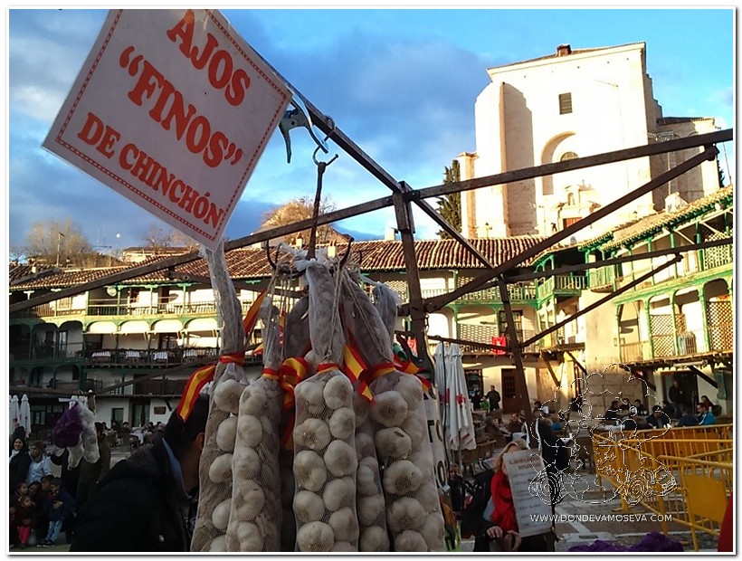 Mercadillo en la plaza mayor de Chinchón, puesto de ajos finos