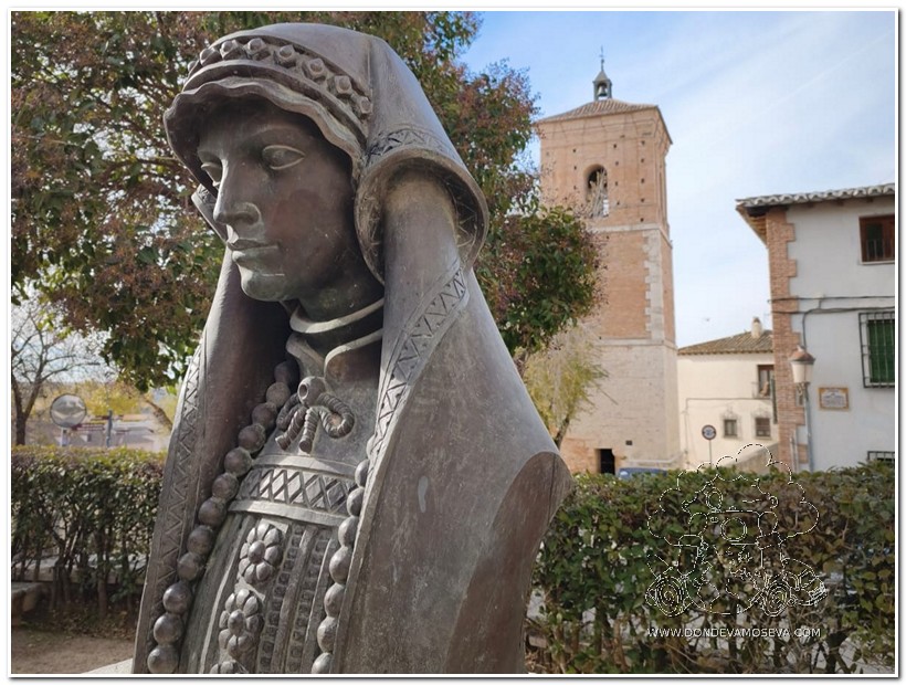 Busto de la Virreina del Perú y Torre del Reloj