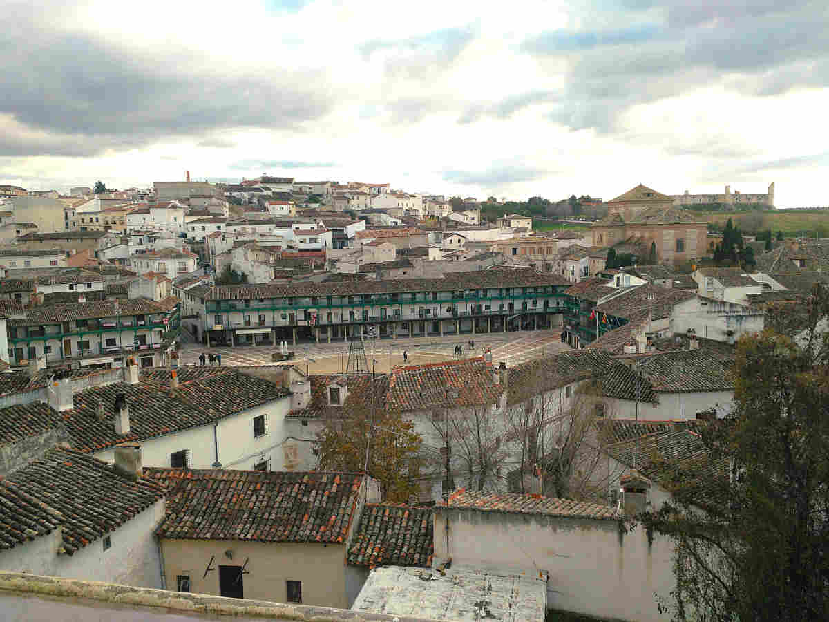 Plaza Mayor de Chinchón al atardecer durante un fin de semana