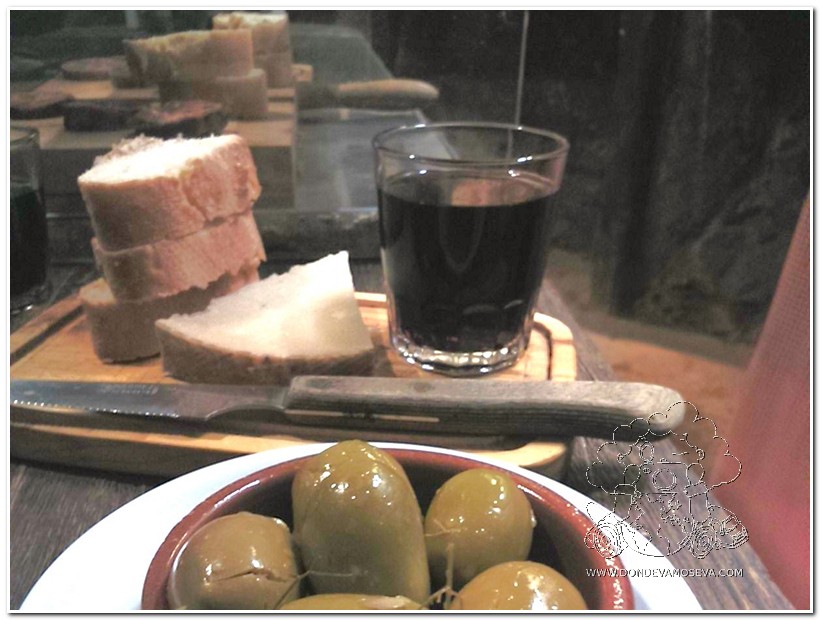 Degustación de vinos en los mesones cueva del casco histórico