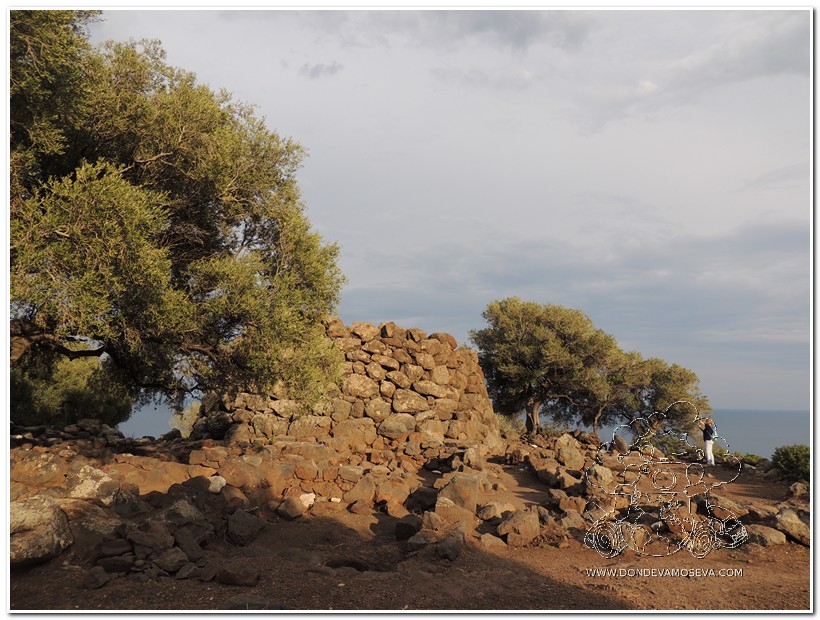 Nuraghe Mannu rodeado de paisaje montañoso en Dorgali