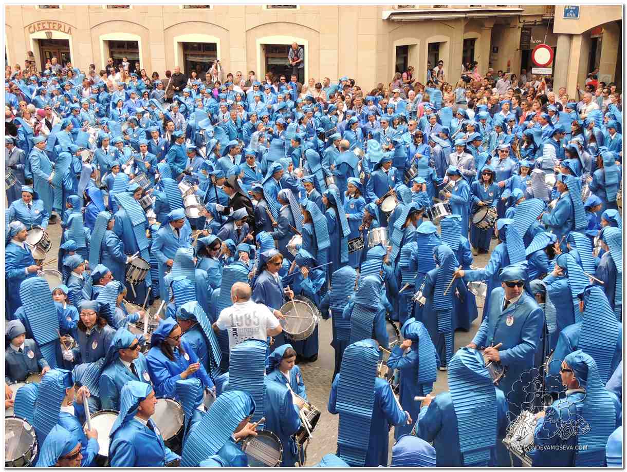 Procesión del Santo Entierro en Alcañiz con penitentes vestidos de azul durante la Semana Santa