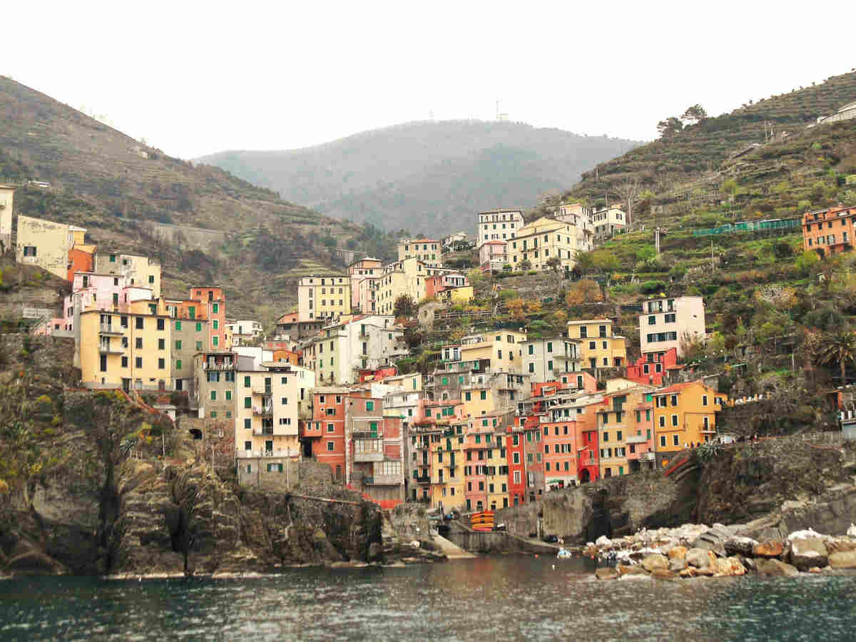 riomaggiore desde el mar, uno de los pueblos más bonitos del Cinque Terre