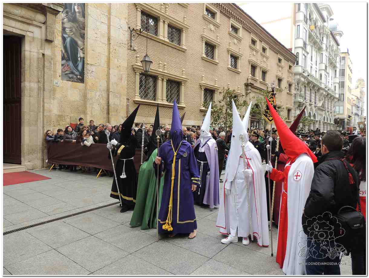 Cofrades durante la Semana Santa diferente en España