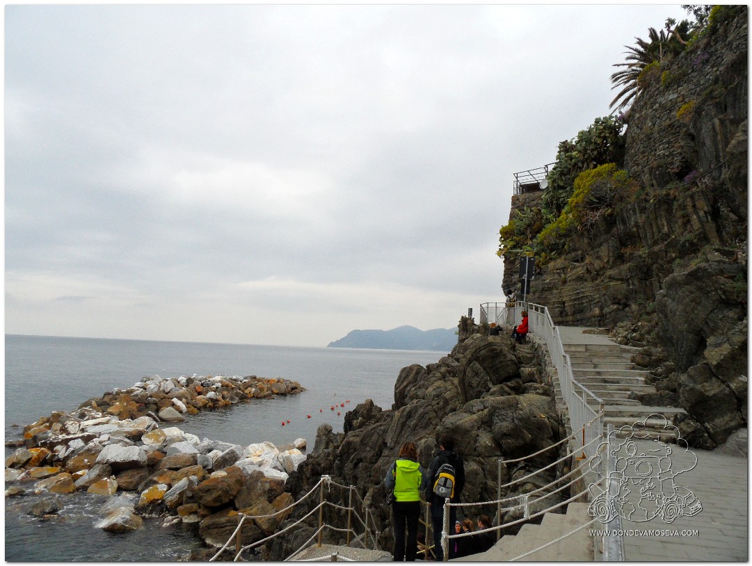Puerto de Riomaggiore con embarcadero