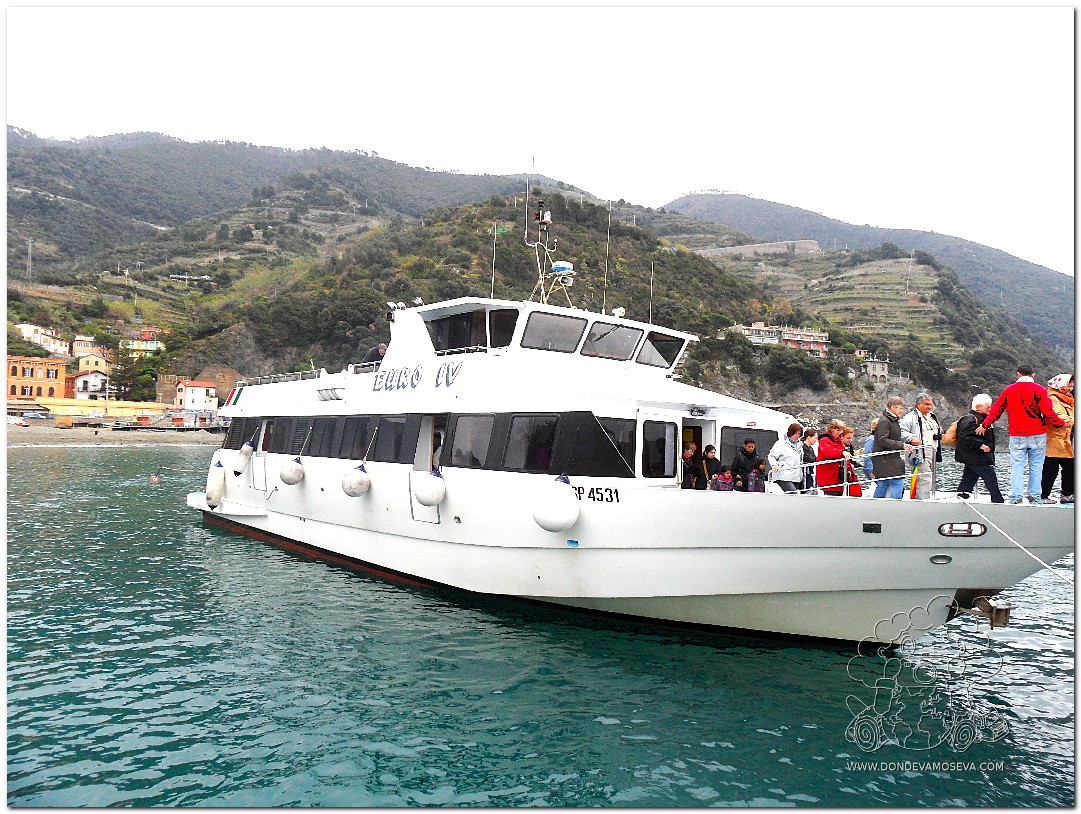 Ferry navegando frente a Monterosso al Mare en Cinque Terre