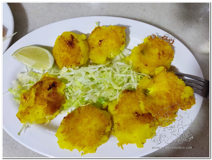 Plato de Lapingachos, con base de papa, acompañan platos de carne en NAriño