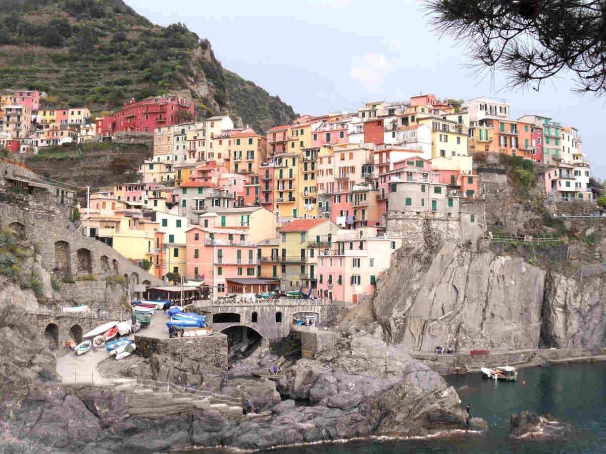 Vista de Manarola desde el mirador de Punta Bonfiglio en Cinque Terre