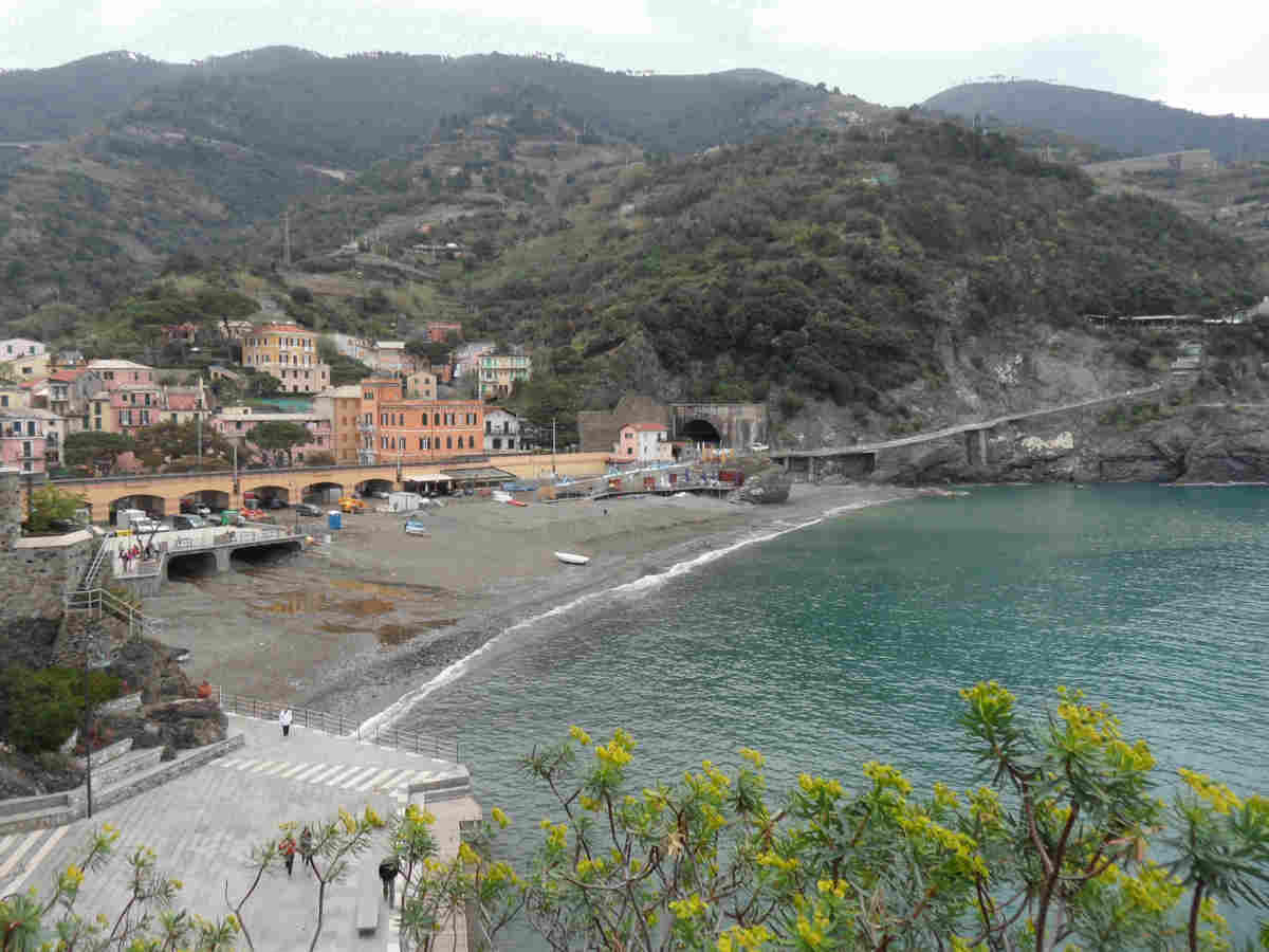 Vista de Monterosso al Mare con la playa y el pueblo al fondo